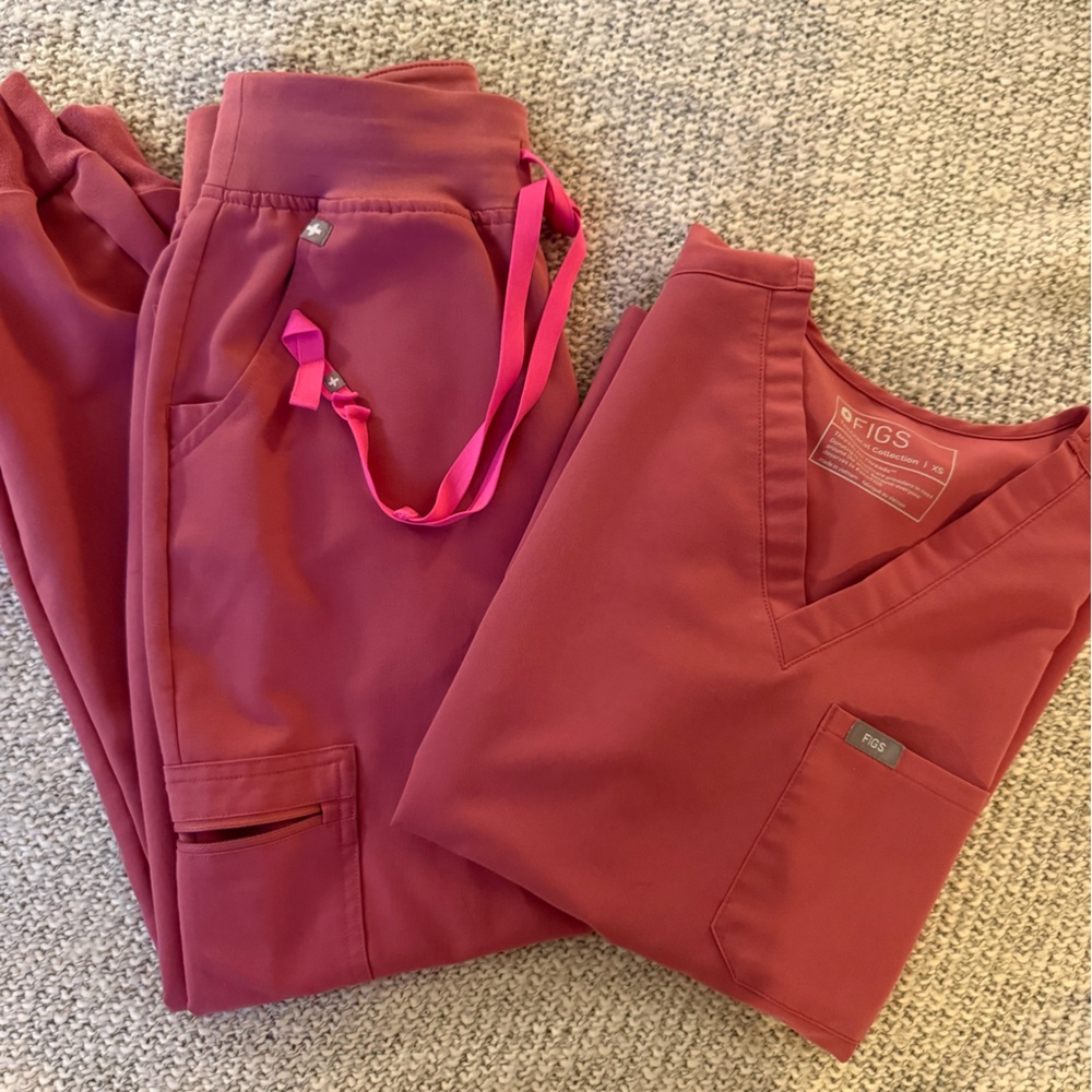 Figs pink scrub set